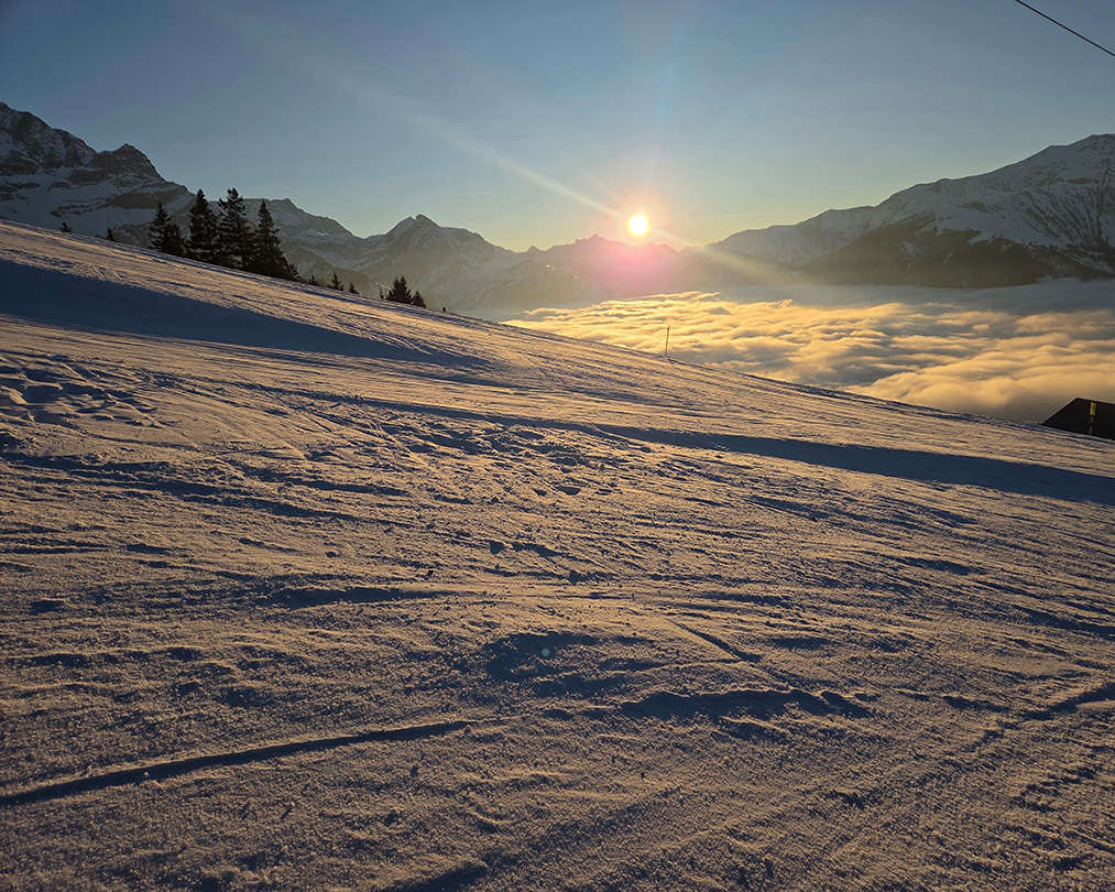 "Letzte Abfahrt mit Sonnenuntergang und Nebelmeer"