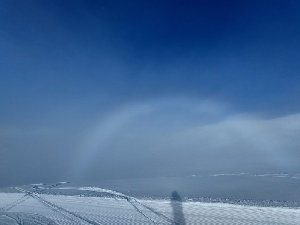 Seltener Nebelbogen (weisser Regenbogen) als Start in einen sonnigen Skitag auf der Elsigenalp!